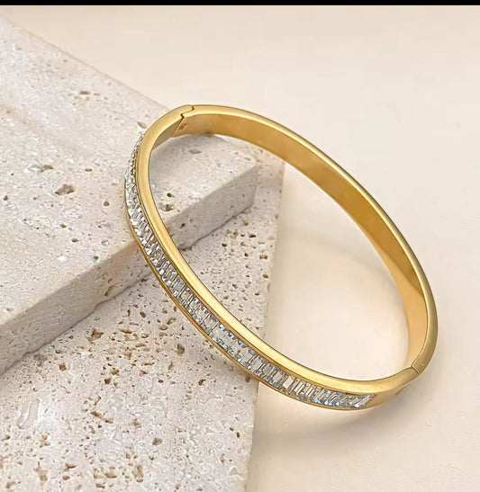 Elegant Gold Bangle with Baguette-Cut Zircon Stones