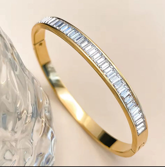 Elegant Gold Bangle with Baguette-Cut Zircon Stones