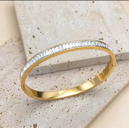 Elegant Gold Bangle with Baguette-Cut Zircon Stones